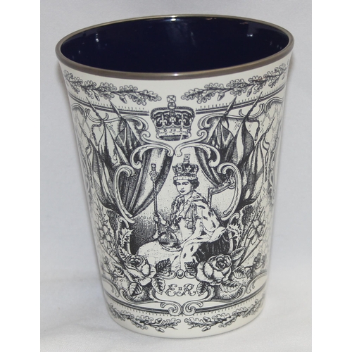 1654 - A 1977 Silver Jubilee Bilston Enamel beaker by Halcyon Days with COA, approx 10cm tall