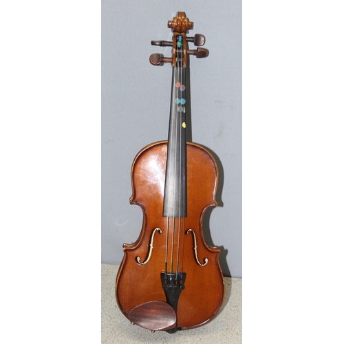 607 - 1/4 size 'The Student 1' in case by Stentor Music Co Ltd with bow