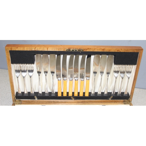 1095 - Vintage silver plate 6 place canteen of Viners cutlery, seemly complete, boxed