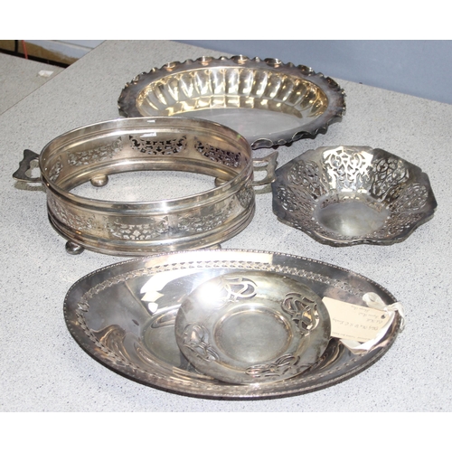 1096 - Mixed lot of silver plate to include a Sheffield plate Oliver & Bower canteen of cutlery & various o... 