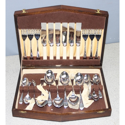 1096 - Mixed lot of silver plate to include a Sheffield plate Oliver & Bower canteen of cutlery & various o... 