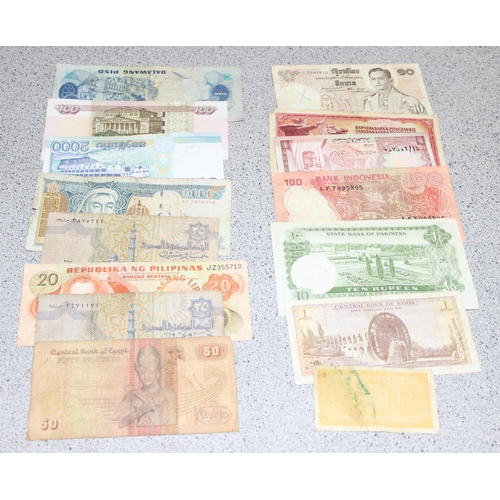 1252 - Qty of assorted mixed vintage world & British banknotes, to inc 11 £1 notes