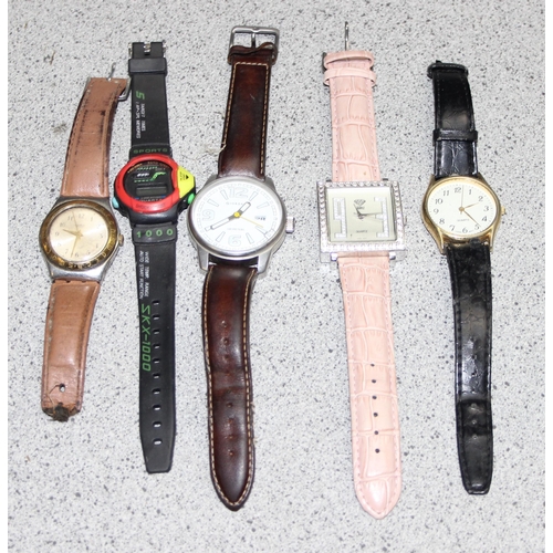 1338 - A large qty of assorted vintage and later watches to inc Swatch etc