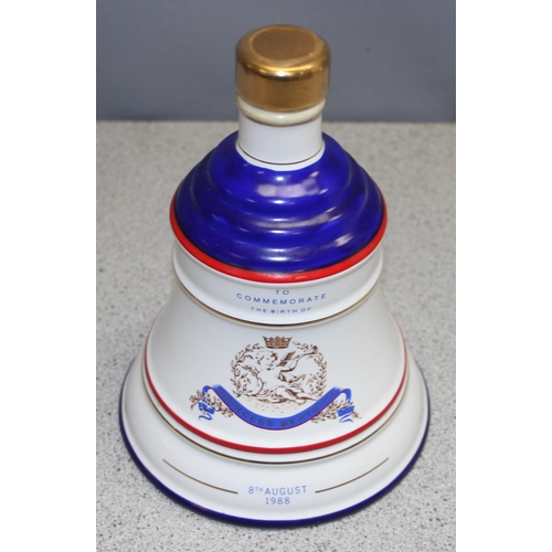 1690E - 75cl Bells Old Scotch Whiskey Wade Royal Decanter, 43% Vol - Princess Beatrice 8th August 1988, seal... 