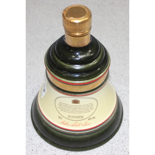 1690G - 75cl Bells Old Scotch Whiskey Wade Royal Decanter, 43% Vol - Christmas 1990, sealed