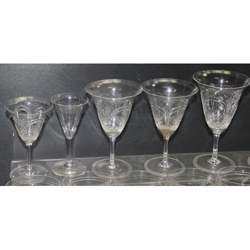 1650A - Qty of Victorian glass tumblers with engraved decoration, 9 larger and 6 small