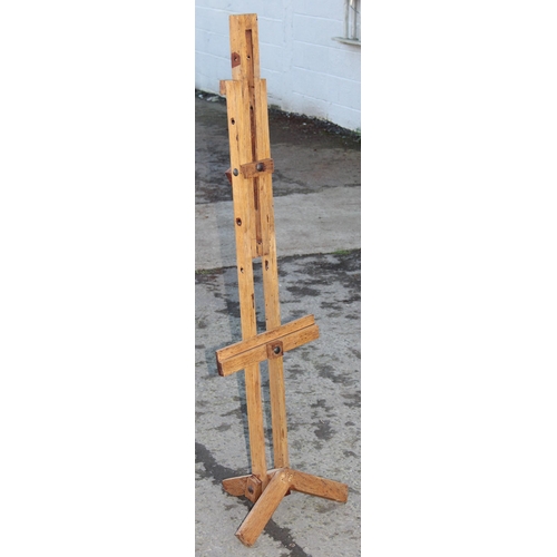 199 - A vintage wooden floor standing artists easel