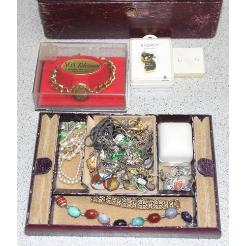 1170 - An antique Moroccan leather jewellery box and contents