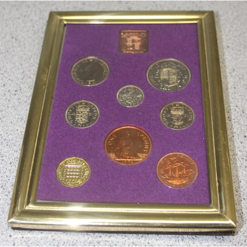 1203 - Qty of assorted mixed world and British coins to inc a 1970 proof set, collectable 50p coins, USA 19... 