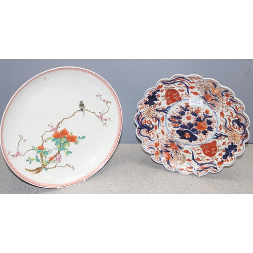 1699M - A large Japanese Imari charger, early 20th century, approx 32cm in diameter, and a Chinese charger w... 