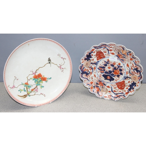 1699M - A large Japanese Imari charger, early 20th century, approx 32cm in diameter, and a Chinese charger w... 