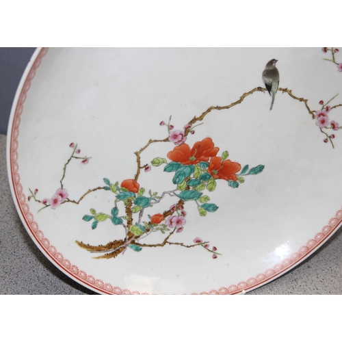 1699M - A large Japanese Imari charger, early 20th century, approx 32cm in diameter, and a Chinese charger w... 