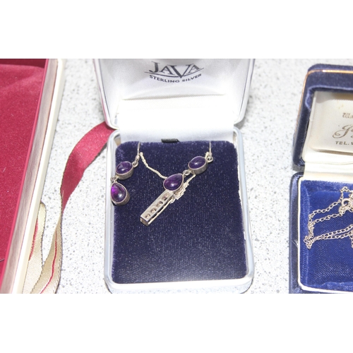 1152 - Qty of assorted silver and silver mounted jewellery, some boxed