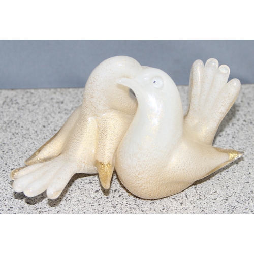 1635 - Murano/ Italian Glass, a vintage Murano glass sculpture of 2 doves, label to base, approx 12cm wide