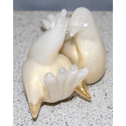 1635 - Murano/ Italian Glass, a vintage Murano glass sculpture of 2 doves, label to base, approx 12cm wide