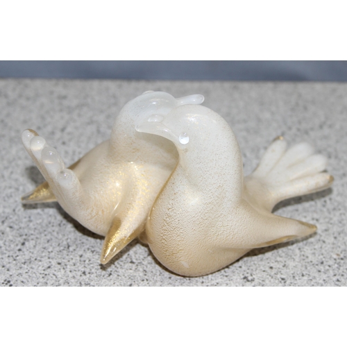 1635 - Murano/ Italian Glass, a vintage Murano glass sculpture of 2 doves, label to base, approx 12cm wide