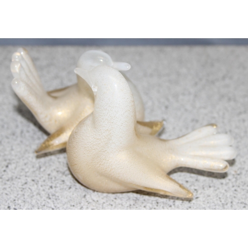 1635 - Murano/ Italian Glass, a vintage Murano glass sculpture of 2 doves, label to base, approx 12cm wide