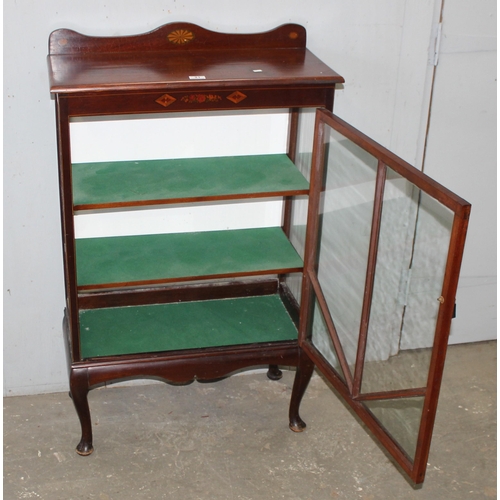 21 - An early 20th century Sheraton revival mahogany glazed display cabinet with inlaid details, approx 7... 