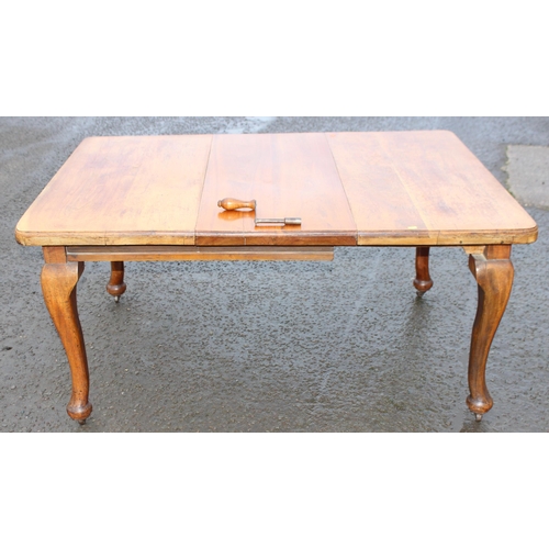 15 - An early 20th century extending dining table on shaped legs, approx 105cm wide (extending to 150cm) ... 