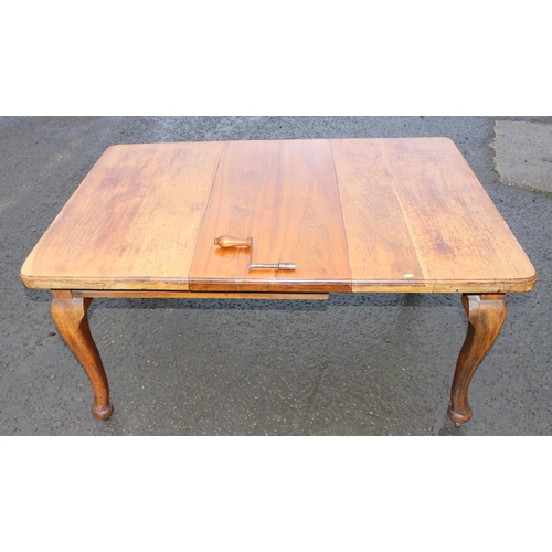 15 - An early 20th century extending dining table on shaped legs, approx 105cm wide (extending to 150cm) ... 