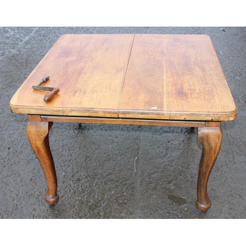 15 - An early 20th century extending dining table on shaped legs, approx 105cm wide (extending to 150cm) ... 