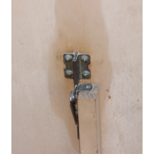 123 - A retro mid-century Avalon Yatton 4 drawer dressing table, approx 100cm wide x 43cm deep x 143cm tal... 