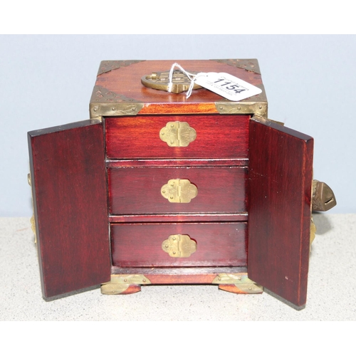 1154 - A Chinese wooden and jade mounted jewellery box and contents