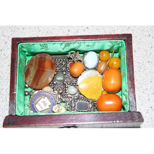 1154 - A Chinese wooden and jade mounted jewellery box and contents