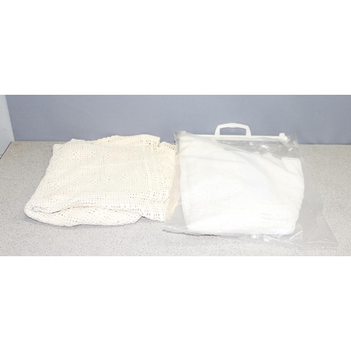 225 - Qty of vintage lace and linen to include table cloths