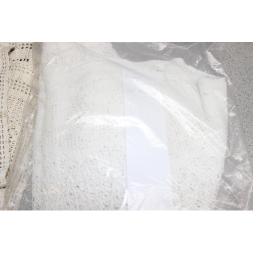 225 - Qty of vintage lace and linen to include table cloths