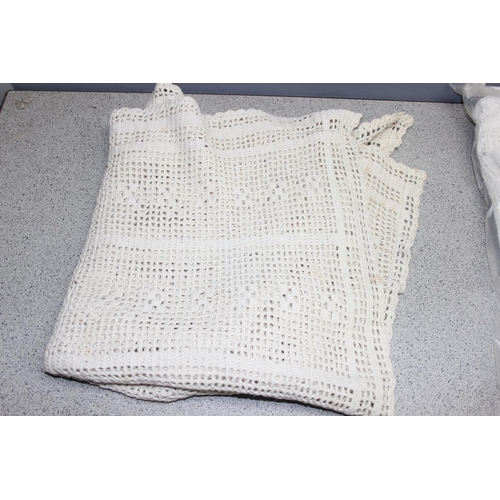 225 - Qty of vintage lace and linen to include table cloths