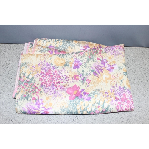 225 - Qty of vintage lace and linen to include table cloths