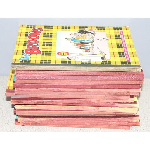 513 - Qty of vintage comic books, 'The Broons' and 'Oor Wullie'