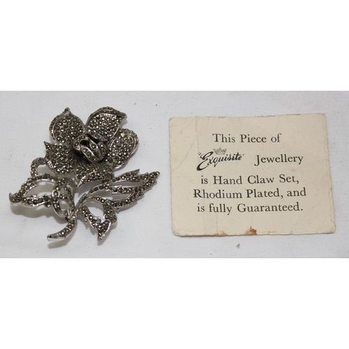 1161 - Qty of assorted vintage costume jewellery to inc a silver cross on chain, a silver fan brooch etc