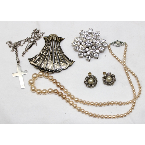 1161 - Qty of assorted vintage costume jewellery to inc a silver cross on chain, a silver fan brooch etc