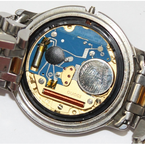 1318 - A genuine Gucci 8000 M wristwatch, 955-412 quartz movement, case approx 33mm in diameter