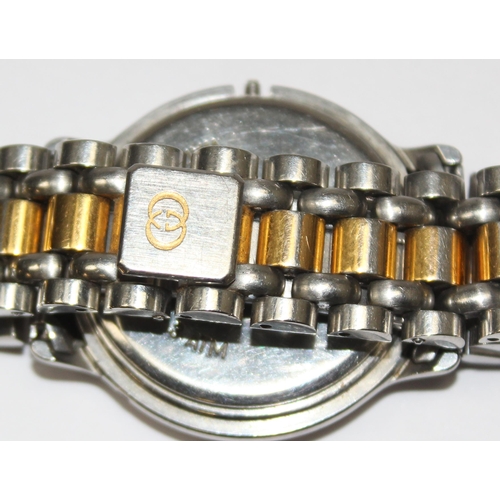 1318 - A genuine Gucci 8000 M wristwatch, 955-412 quartz movement, case approx 33mm in diameter