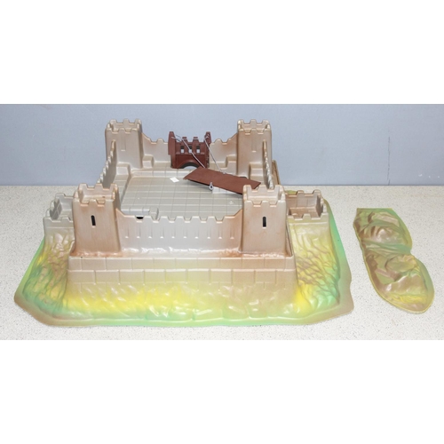 1510 - Vintage Knights Sword plastic fort with original box