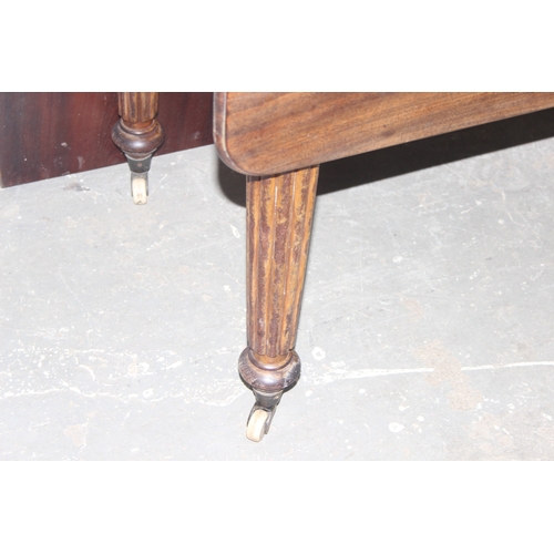 33 - A large antique mahogany extending dining table with 3 extra leaves and reeded legs, approx 113cm wi... 