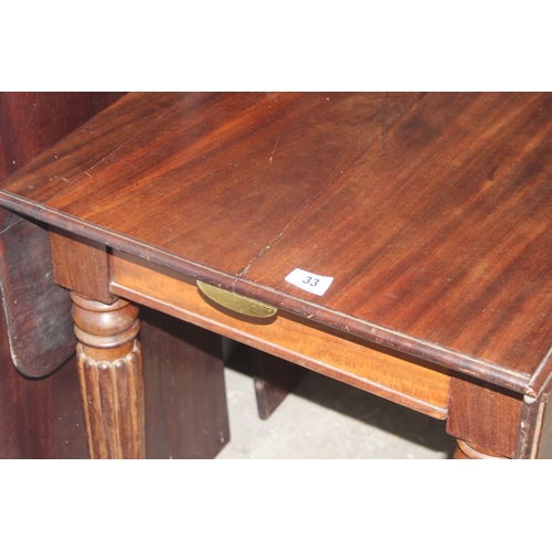 33 - A large antique mahogany extending dining table with 3 extra leaves and reeded legs, approx 113cm wi... 