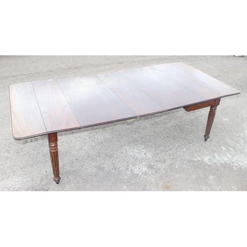 33 - A large antique mahogany extending dining table with 3 extra leaves and reeded legs, approx 113cm wi... 