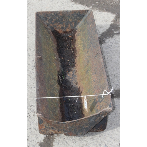 371 - A vintage cast iron feeder trough planter, approx 91cm wide x 33m deep x 20cm tall