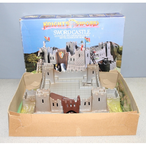 1510 - Vintage Knights Sword plastic fort with original box