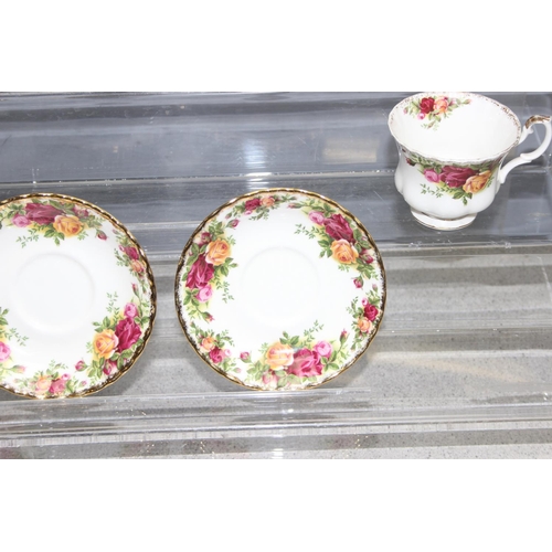 1833 - Royal Albert Old Country Roses tea cups and saucers, 6 person setting