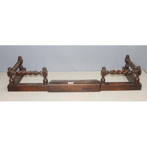 1834 - Decorative extending oak barley twist fire fender approx. 126cm when extended