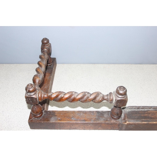 1834 - Decorative extending oak barley twist fire fender approx. 126cm when extended