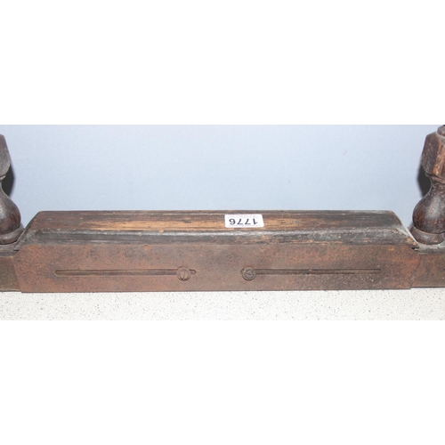 1834 - Decorative extending oak barley twist fire fender approx. 126cm when extended