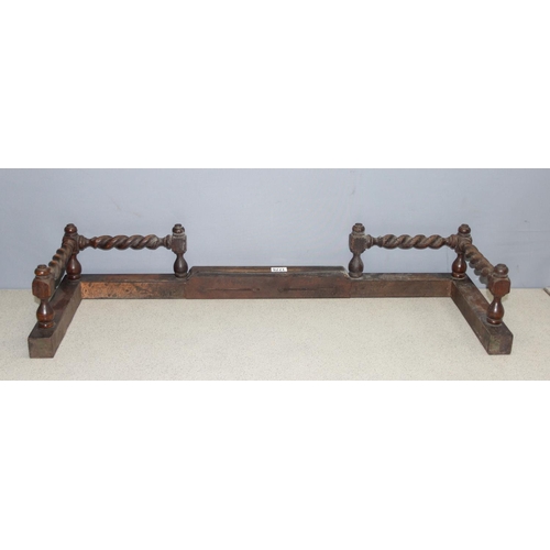 1834 - Decorative extending oak barley twist fire fender approx. 126cm when extended