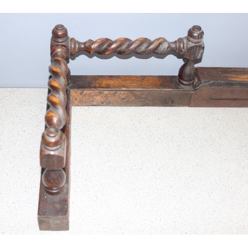 1834 - Decorative extending oak barley twist fire fender approx. 126cm when extended