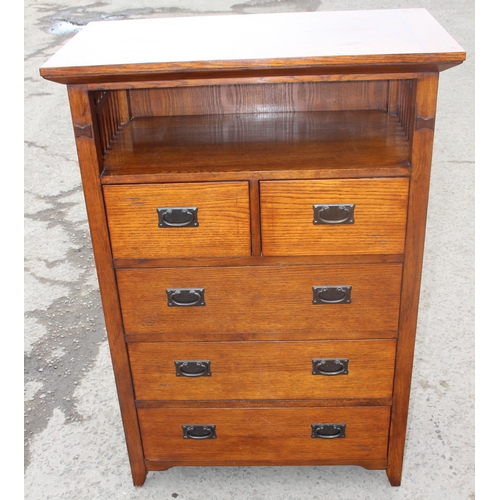 137 - An Arts & Crafts style oak 2 over 3 chest of drawers with unusual top, approx 87cm wide x 47cm deep ... 